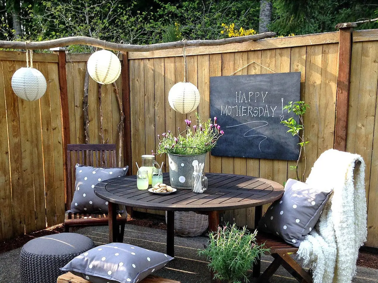 Space-Saving Urban Garden Inspiration: 20 Impressive Balcony Designs for Busy City Life