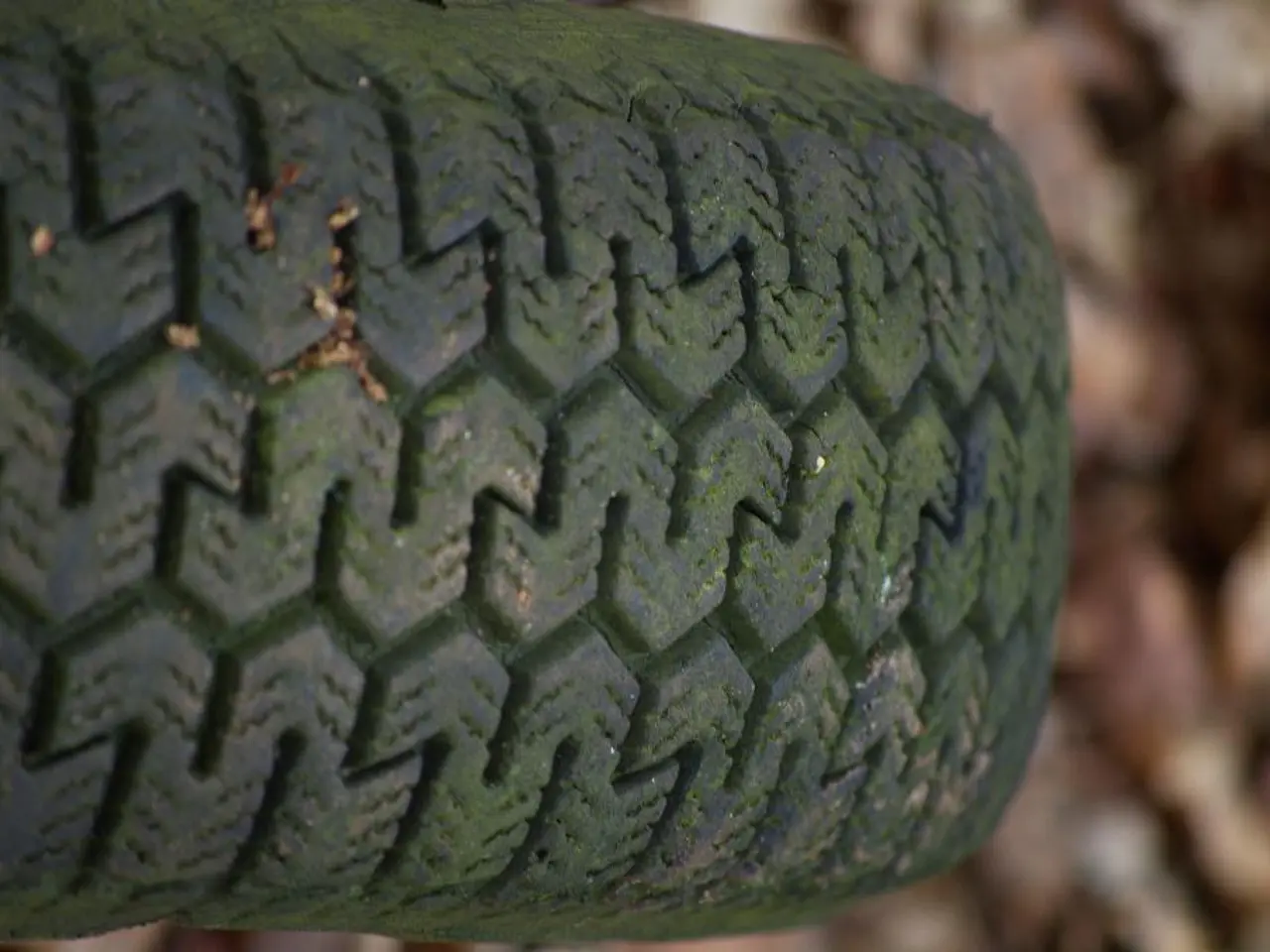 Navigating a Punctured Tire Securely: A Firsthand Account