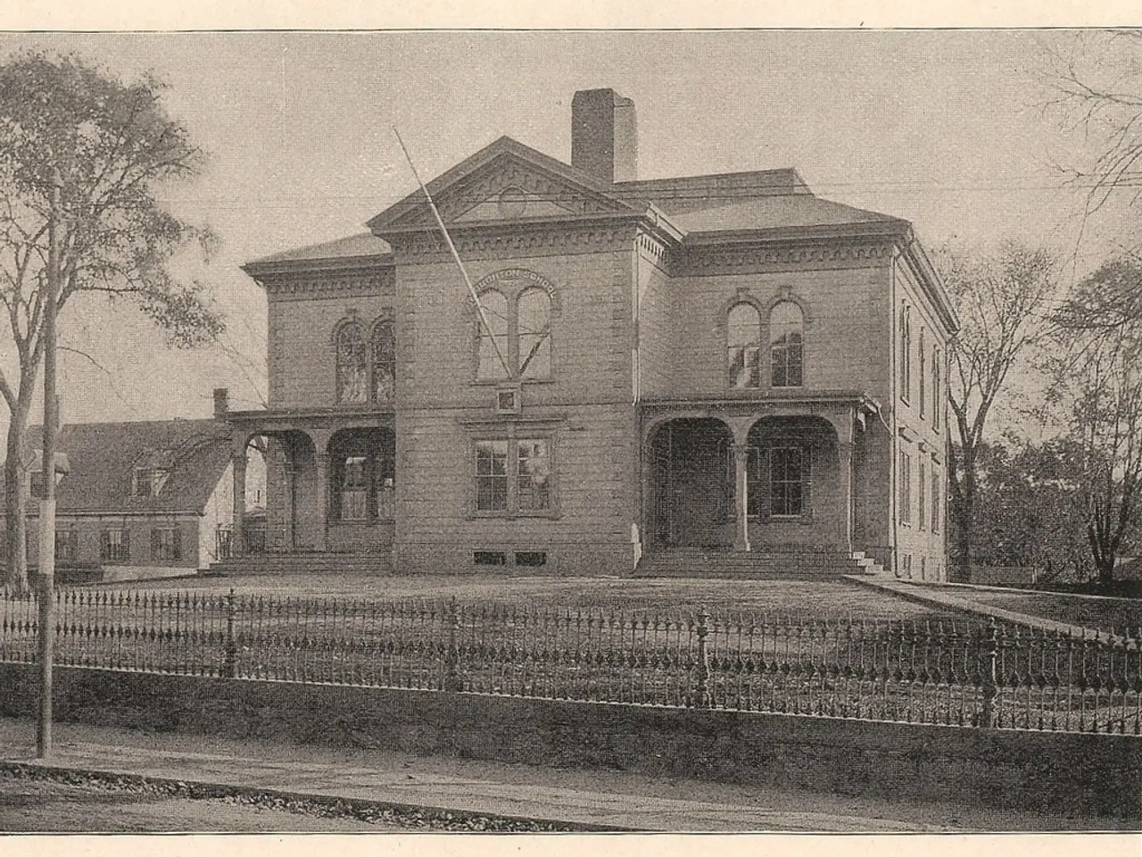 Effortlessly Hanging a Spacious Hammock Without Any Fuss