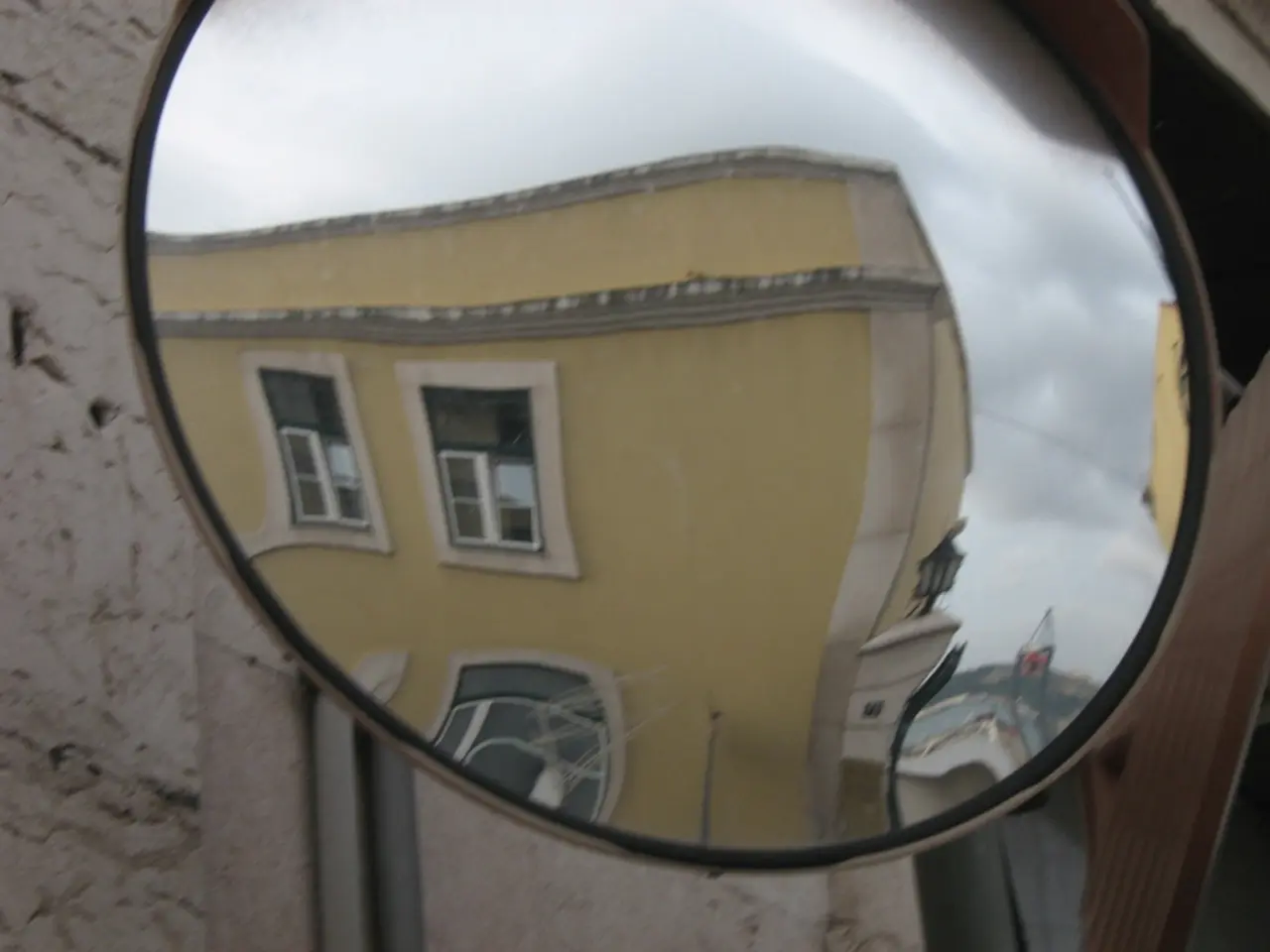 Courteney Cox's unusual poolside mirror is a surprising essential - designers claim it's potent,...