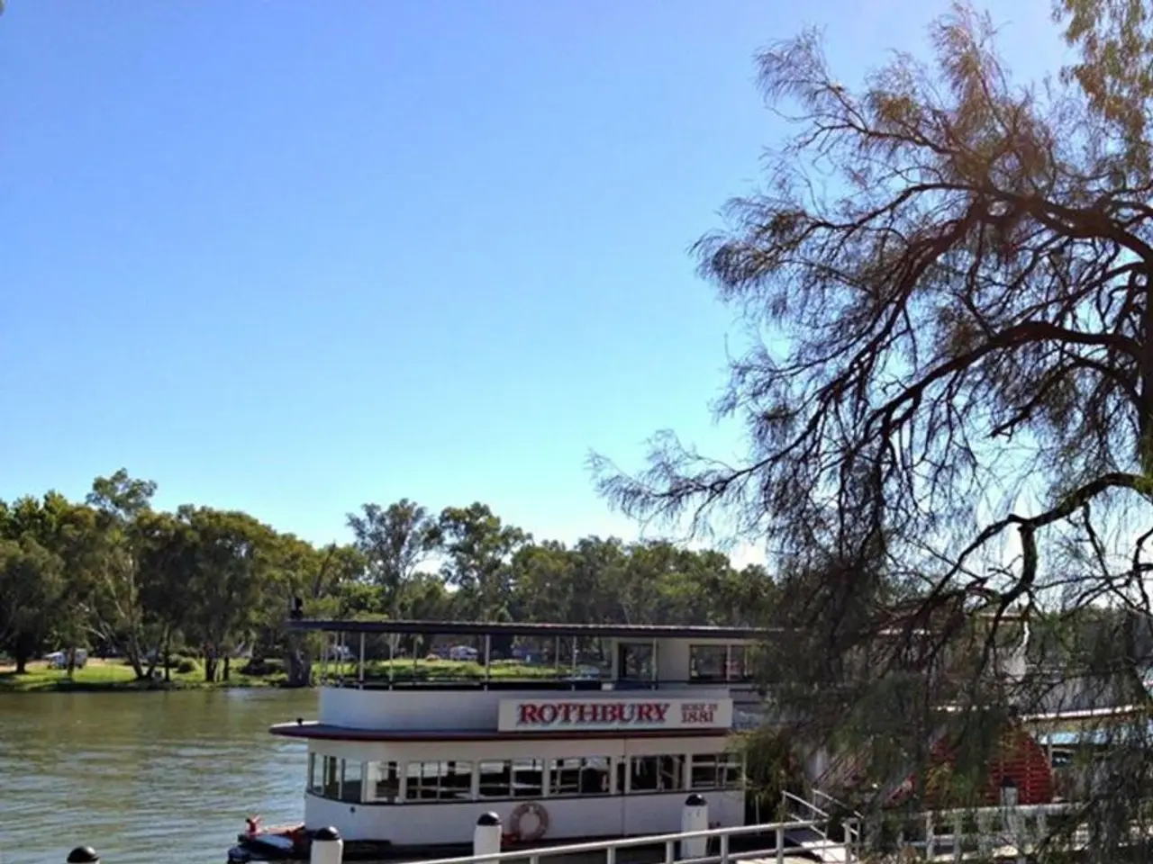 Homes situated near the River Thames, ideal for individuals who enjoy water activities,...