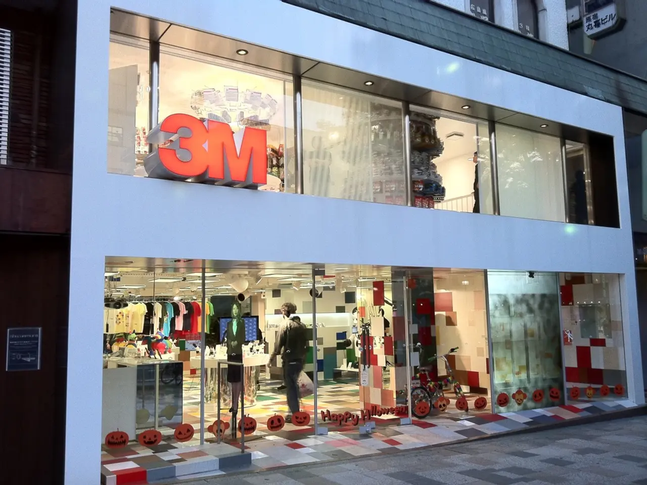 Sarah Shabacon's Residential Space Showcases a Gilded, Retro Elegance