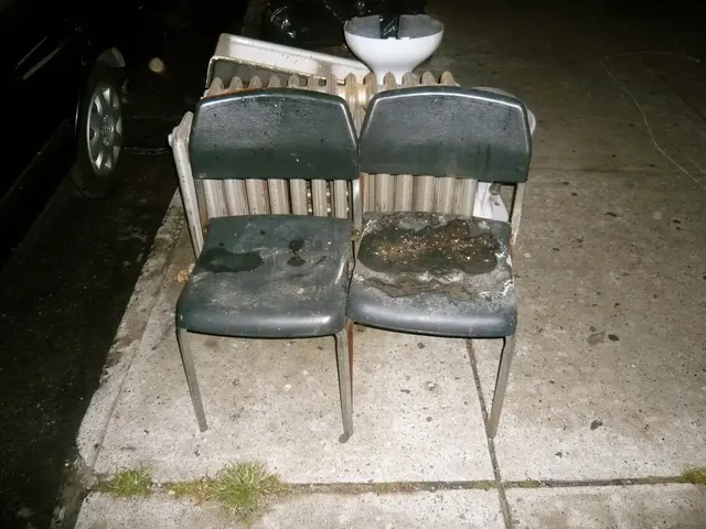 Iconic Retro Lawn Chairs Accessible on Amazon