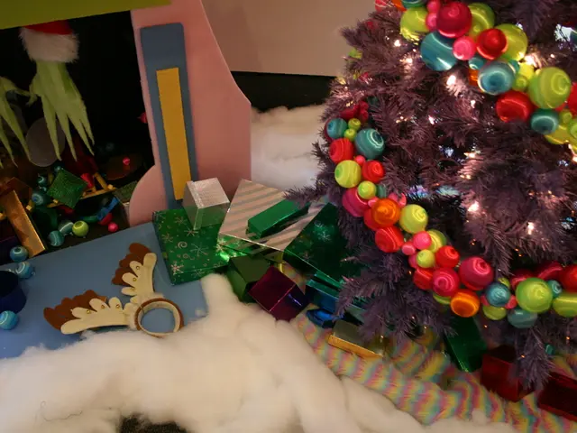 Creating Large Christmas Ornaments from Your Garden with Organic Materials