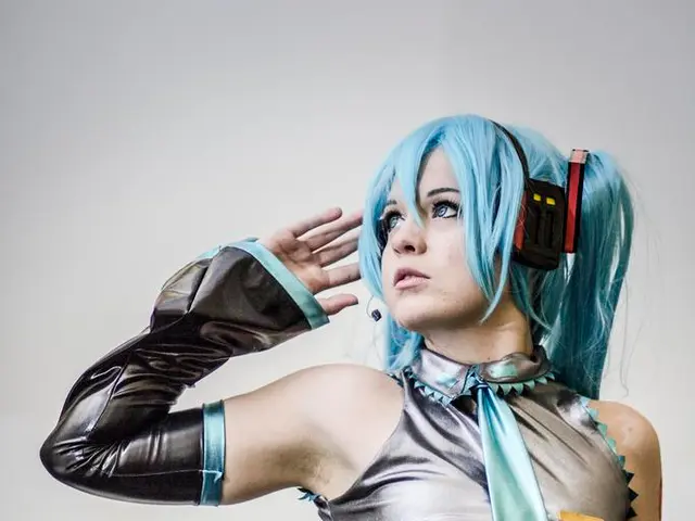 Crafting DIY Tie Dye Headbands Using Old T-Shirts