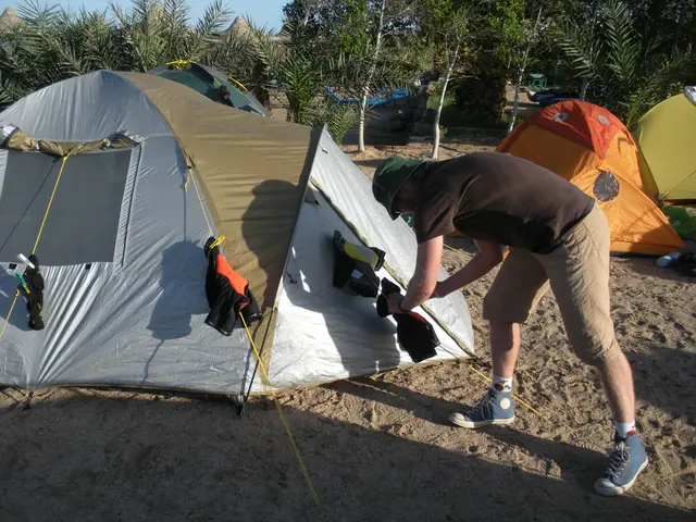 Public Campground Transformation: Effortlessly Changing Clothes at Open Sites Using a Simple Trick