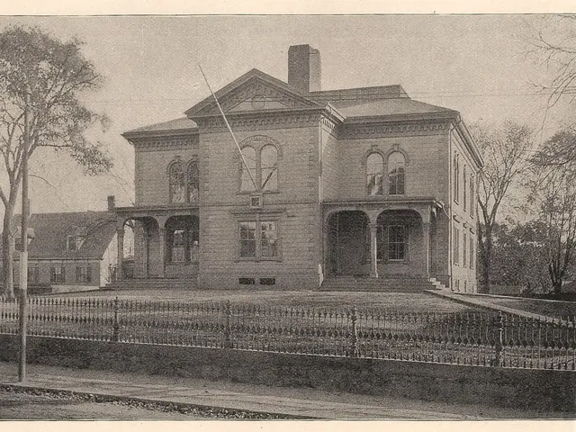 Effortlessly Hanging a Spacious Hammock Without Any Fuss