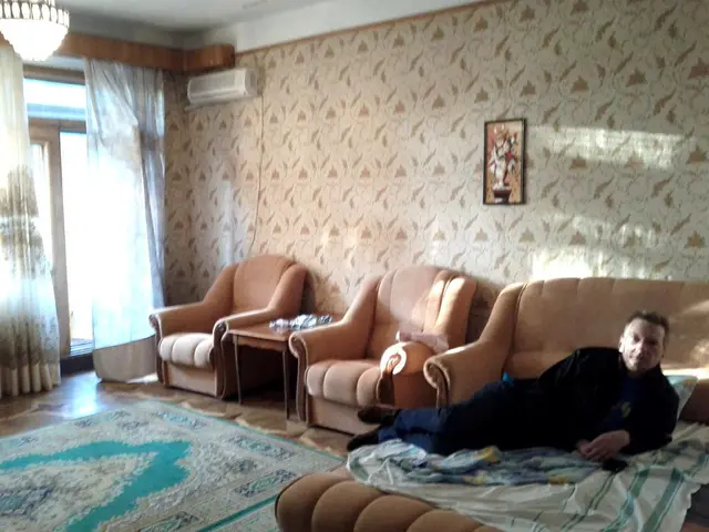 In a moment's notice, I'd trade my simple, muted living room for the cabin-style ambiance of Tom...