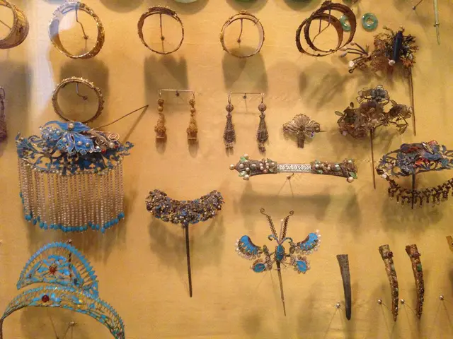 Easy-to-Make Christmas Ornaments Using Temporary Tattoos